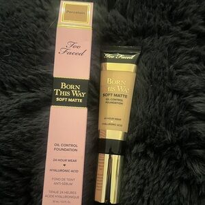 Too Faced BORN THIS WAY SOFT MATTE OIL CONTROL FOUNDATION - Porcelain